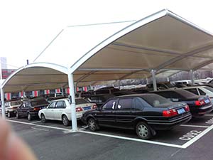 鋼<font color='red'>膜結(jié)構(gòu)車棚</font>特點，怪不得越來越多人選擇！(圖文)